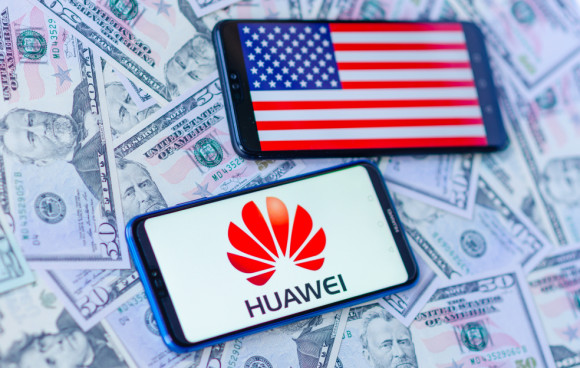 Huawei-Logo und US-Flagge auf Smartphone-Screen 