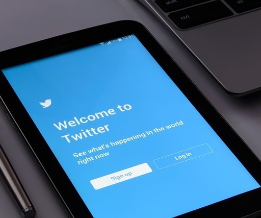Der Kurznachrichtendienst Twitter setzt auf die Graph-Deep-Learning-Technik des in London ansässigen Start-ups Fabula AI, um gegen Fake News vorzugehen.