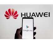Huawei-Logo mit Android-Smartphone im Vordergrund