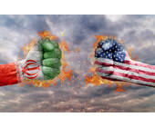 Fäuste mit den Flaggen der USA und dem Iran