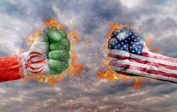 Fäuste mit den Flaggen der USA und dem Iran 
