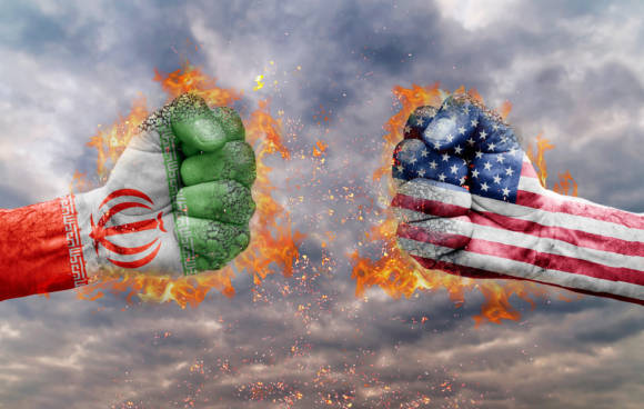 Fäuste mit den Flaggen der USA und dem Iran 
