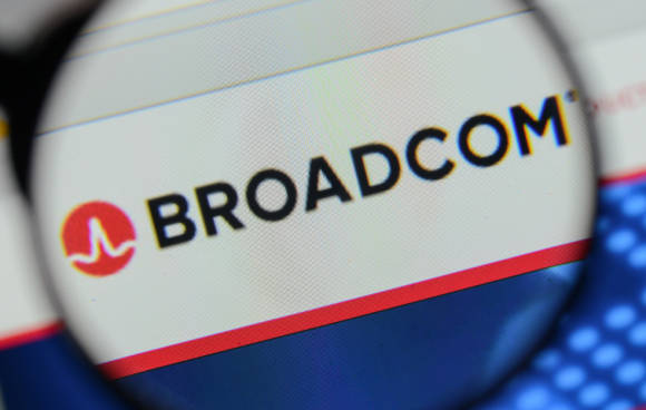 Broadcom-Logo unter Lupe 