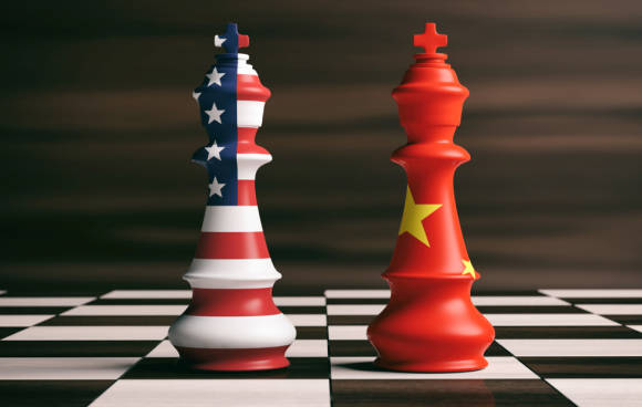 Zwei Schachfiguren mit Flaggen von den USA und China 