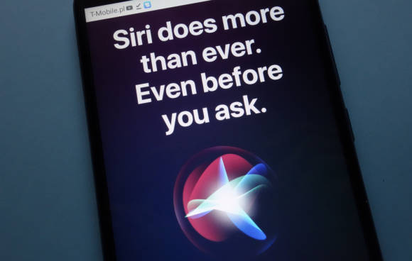 Siri-Hinweis auf iPhone-Bildschirm 