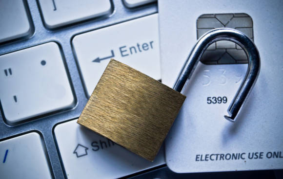Kreditkarte auf Tastatur mit Vorhängeschloss 