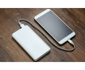 Powerbank lädt Smartphone
