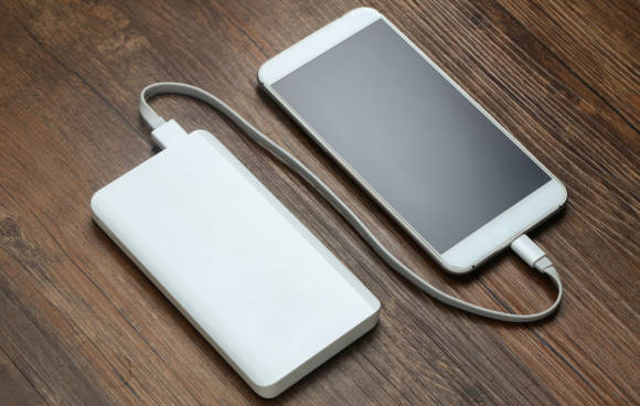 Powerbank lädt Smartphone 