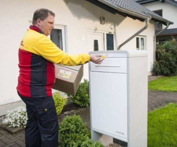 Paketkasten von der DHL 