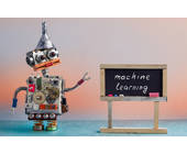 Machine Learning Roboter neben Tafel