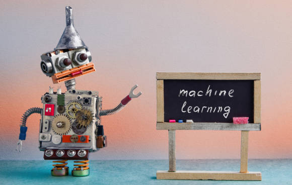 Machine Learning Roboter neben Tafel 