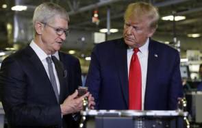 Apple-Chef Tim Cook und US-Präsident Donald Trump bei einer Fabrikbesichtigung 