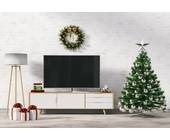 Fernseher neben Weihnachtsbaum