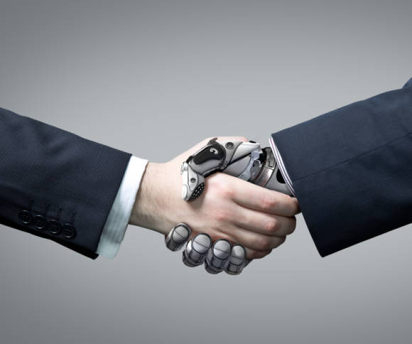 Mensch und Roboter schütteln die Hände 