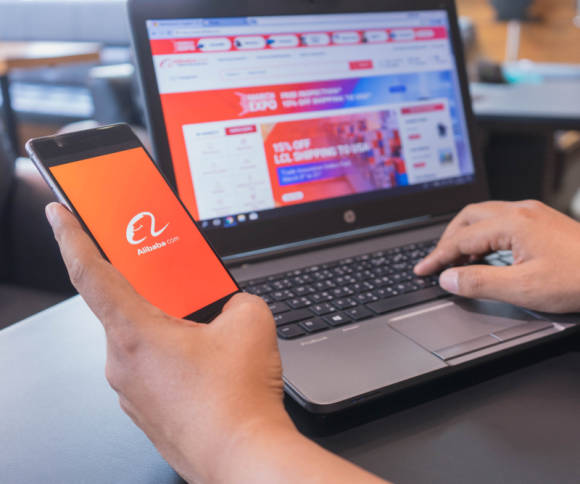 Alibaba auf dem Laptop und dem Smartphone 