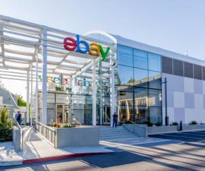 eBay Logo am Gebäude 