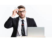 Erschrockener Business-Mann mit Laptop