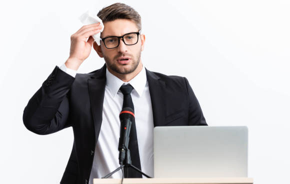 Erschrockener Business-Mann mit Laptop 