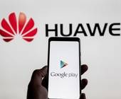 Android-Smartphone mit Huawei-Logo im Hintergrund