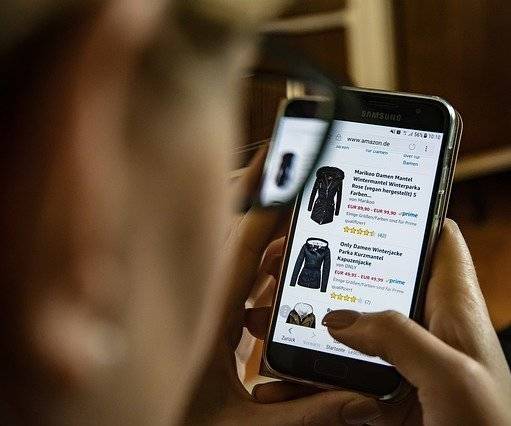 85 Prozent der heimischen Konsumenten haben im Vorjahr auf Amazon eingekauft. Rang 2 belegt Zalando mit 24 Prozent vor dem kalifornischen Billiganbieter Wish mit 21 Prozent.