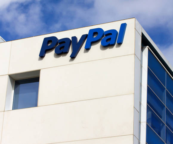 PayPal Logo an einem Gebäude 