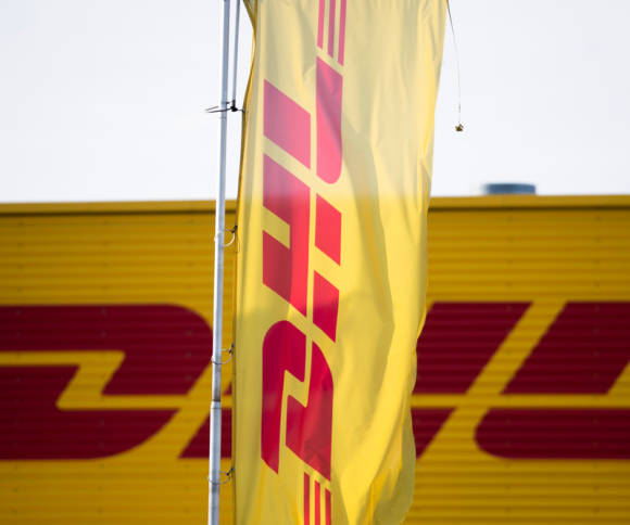 DHL Log auf einer Fahne 