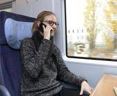 Bahn-Reisender mit Smartphone