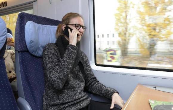 Bahn-Reisender mit Smartphone 