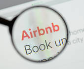 Logo von Airbnb durch eine Lupe