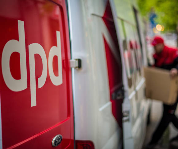 Auto mit einem DPD Logo 