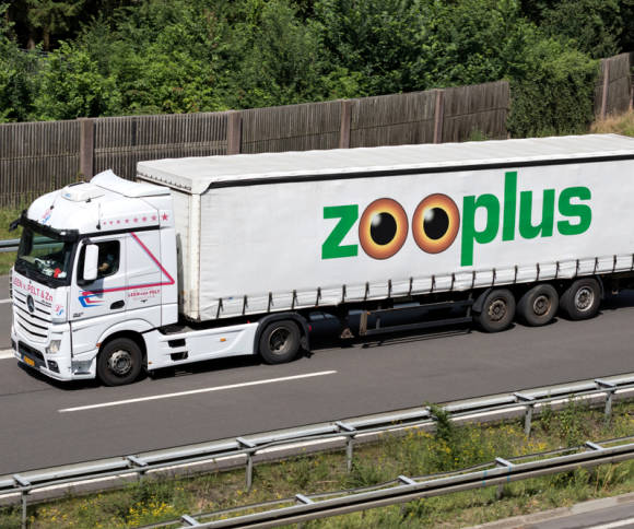 LKW mit Zooplus Logo 