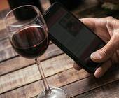 Weinglas und ein Smartphone