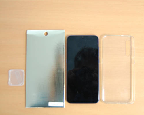 1. Material besorgen: Kaufen Sie bei Ihrem Händler das Panzerglas für den Touchscreen und das rückseitige Linsensystem sowie die Schutzhülle für das Backcover. 