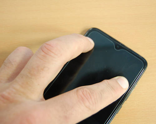 3. Panzerglas anbringen: Setzen Sie das Panzerglas passgenau auf den Touchscreen. Luftbläschen drücken Sie zur Seite weg. Gehen Sie hierbei von innen nach aussen vor. 