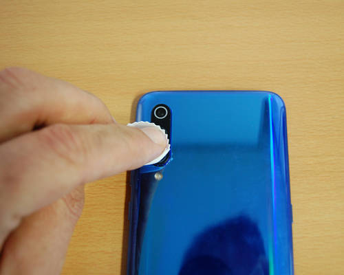 4. Rückseitiges Linsensystem: Drehen Sie das Smartphone um, sodass das Display nach unten zeigt. Reinigen Sie mit dem Mikrofasertuch das komplette Linsensystem von Schmutz.