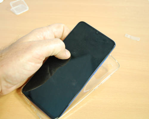 6. Schutzhülle anbringen: Im letzten Schritt nehmen Sie die Schutzhülle für das Backcover. Klicken Sie diese an das Handy, Nun ist auch der Akkudeckel geschützt.