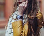 Frau mit einer Uhr am Handgelenk
