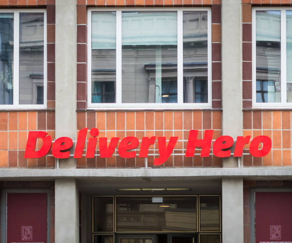 Logo von Delivery Hero an einer Hauswand 
