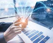 Laptop und Smartphone in der Hand