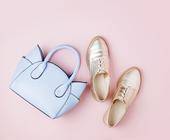 Schuhe und Handtasche