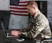US-Soldat am Computer
