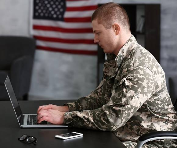 US-Soldat am Computer 