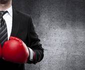 Geschäftsmann mit Boxhandschuhen