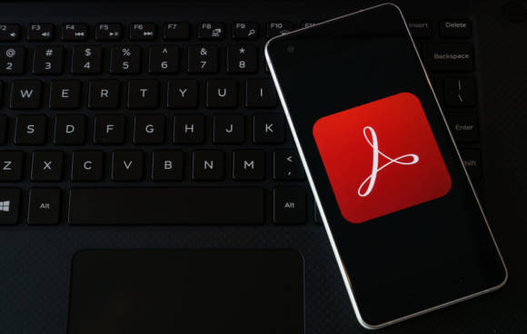 Adobe-Logo auf Smartphone-Bildschirm 