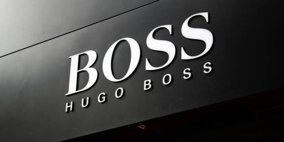 Hugo Boss Logo an Hauswand 