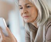 Seniorin mit Smartphone