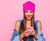 Smartphone junge Dame pinke trendy Mütze knallroter Lippenstift