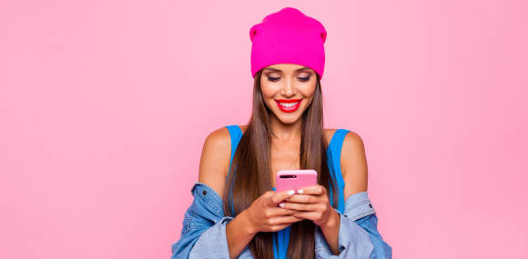 Smartphone junge Dame pinke trendy Mütze knallroter Lippenstift 