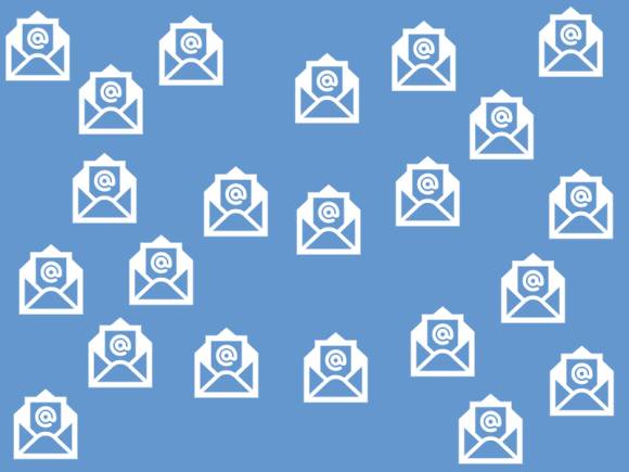 Blauer Hintergrund mit mehreren Mail-Icons 