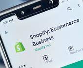 Shopify wird auf Smartphone heruntergeladen und installiert